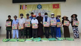 Phát quà đến người dân làng Trung Đơn, xã Hải Thiện, huyện Hải Lăng (tỉnh Quảng Trị)