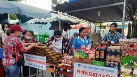 Hơn 500 bệnh nhân nghèo Bệnh viện TP Thủ Đức mua hàng miễn phí tại Phiên chợ 0 đồng