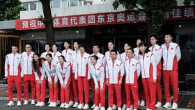 Các thành viên của đội bóng chuyền nữ Trung Quốc chụp ảnh lưu niệm trước khi sang Nhật thi đấu