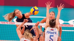 Với chiến thắng 3-0 trước Serbia, đội tuyển bóng chuyền nữ Mỹ (áo xanh) giành 1 vé vào thi đấu chung kết Olympic Tokyo 2020. Ảnh: GETTY IMAGES