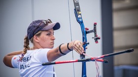 Cung thủ Lisa Barbelin (Pháp) xếp hạng 9 nội dung đơn nữ tại Olympic Tokyo 2020.