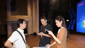 Nhà báo Nguyễn Nhật -Phó Tổng Biên tập Báo SGGP, Trưởng Ban Tổ chức Giải thưởng Quả bóng vàng Việt Nam (áo trắng) trao đổi với MC trong buổi tổng duyệt. Ảnh: DŨNG PHƯƠNG