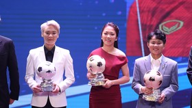 Huỳnh Như (giữa) rạng rỡ khi lần thứ 4 nhận danh hiệu Quả bóng vàng Việt Nam. Ảnh: DŨNG PHƯƠNG
