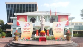 Tượng đài Chủ tịch Hồ Chí Minh tại khuôn viên Đại học TDTT TPHCM, Trung tâm HLTTQG TPHCM . Ảnh: NGUYỄN ANH