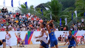 Đội quân bóng ném bãi biển nam Việt Nam (áo trắng) có 2 chiến thắng liên tiếp ở SEA Games 31. Ảnh: NGHĨA HIẾU