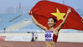 Nguyễn Thị Oanh vô đối trên đường chạy 1.500m nữ. Ảnh: DŨNG PHƯƠNG