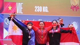 Hồng Thanh (giữa) gây tiếng vang khi phá 3 kỷ lục SEA Games để bảo vệ thành công tấm HCV 64kg nữ. Ảnh: BÙI LƯỢNG