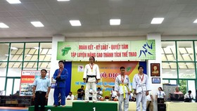 Các võ sĩ được trao huy chương tại giải judo người khiếm thị vô địch quốc gia 2022. Ảnh: NGUYỄN ANH