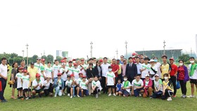 Trại hè para hockey thu hút nhiều sự quan tâm của các gia đình có trẻ "đặc biệt". Ảnh: NGUYỄN ANH