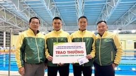 2 VĐV Thành Lộc và Đình Toàn nhận thưởng HCV cá nhân. Ảnh: HCMC FINSWIMMING