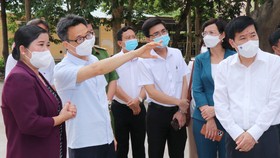 Phó Thủ tướng Vũ Đức Đam kiểm tra công tác điều trị tại bệnh viện dã chiến huyện Đồng Phú (Bình Phước)