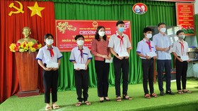 Các em học sinh có hoàn cảnh khó khăn, hiếu học ở xã Thiện Hưng được nhận học bổng