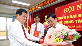 Đồng chí Nguyễn Hồng Lĩnh trao quyết định bổ nhiệm Tổng biên tập báo Đồng Nai cho Nhà báo Đào Văn Tuấn