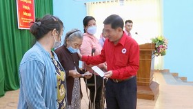 Lãnh đạo Hội chữ thập đỏ tỉnh Bình Phước trao tặng quà cho bà con có hoàn cảnh khó khăn​