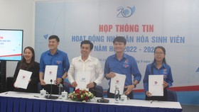 Ông Quách Hải Đạt, Giám đốc Nhà Văn hóa Sinh viên ký kết hợp tác với các đơn vị