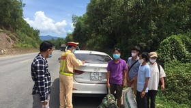 Phát hiện một ô tô chở 4 người trốn khỏi Đà Nẵng về quê