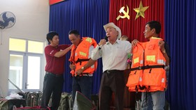 Tặng 500 áo phao sinh tồn cho ngư dân nghèo tỉnh Quảng Nam