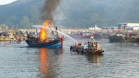 Đà Nẵng: 3 tàu cá cháy lớn khi đang neo đậu tại bờ