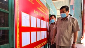 Bí thư Tỉnh ủy Quảng Nam Phan Việt Cường kiểm tra công tác chuẩn bị bầu cử tại xã La ÊÊ (huyện Nam Giang, tỉnh Quảng Nam) vào trưa 15-5.