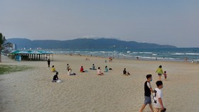 Quảng Nam yêu cầu người dân đi tắm biển phải cách nhau 2m và không tụ tập đông người