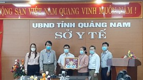 Đại diện Sở Y tế tỉnh Quảng Nam tiếp nhận bảng vật tư từ Công ty CP Việt Nam TravelMart
