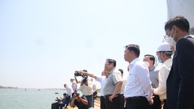 Thủ tướng Phạm Minh Chính kiểm tra thực tế quy hoạch cảng Chu Lai. Ảnh: NGUYỄN CƯỜNG