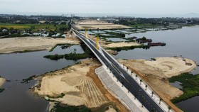 Một cây cầu mới được Quảng Nam xây dựng bắt qua sông Cổ Cò để phát triển đô thị mới. Ảnh: NGUYỄN CƯỜNG