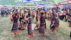 Các chàng trai, cô gái trong điệu tâng tung, da dá mừng đôi lứa thành vợ chồng. Ảnh: NGUYỄN CƯỜNG