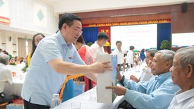 Chủ tịch Quốc hội tặng quà cho người có công tiêu biểu của tỉnh Quảng Nam. Ảnh: NGUYỄN CƯỜNG