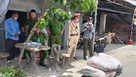 Phát hiện xe khách chở gần 400kg mỡ động vật bốc mùi hôi thối