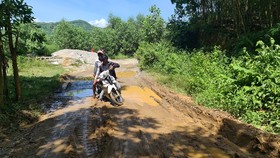Tuyến đường đi trung tâm xã Trà Bui (huyện Bắc Trà My, tỉnh Quảng Nam) còn ngổn ngang, tiềm ẩn nguy cơ tai nạn giao thông. Ảnh: NGUYỄN CƯỜNG