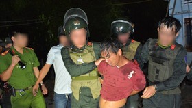 Đối tượng Trần Văn Xanh bị lực lượng công an bắt giữ khi cố thủ trong nhà