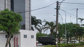 Xe của lực lượng cảnh sát tại trụ sở Công ty Mirae Asset ở TP Tam Kỳ, Quảng Nam. Ảnh: TĐ