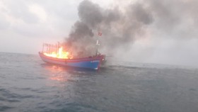 Tàu cá NA 97678 TS bốc cháy dữ dội, ước tính thiệt hại hơn 13 tỷ đồng