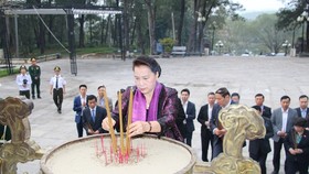 Chủ tịch Quốc hội dâng hương tại nghĩa trang liệt sĩ tỉnh Quảng Trị
