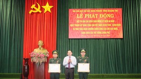 Thừa ủy quyền của Chủ tịch nước, ông Nguyễn Văn Hùng, Bí Thư tỉnh ủy Quảng Trị trao tặng Huân chương Chiến công hạng ba cho các tập thể, cá nhân 
