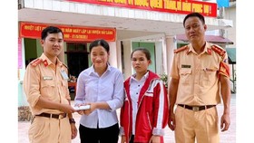 Nhặt được hơn 50 triệu đồng, 2 học sinh ở Quảng Trị tìm người trả lại