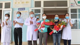 Ông Đỗ Văn Hùng, Giám đốc Sở Y tế tỉnh Quảng Trị trao giấy xác nhận hoàn thành thời gian cách ly y tế phòng chống dịch Covid-19 cho 2 bệnh nhân