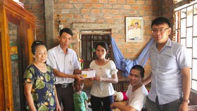 Lãnh đạo UBND xã Hải Hưng, huyện Hải Lăng trao 15,5 triệu đồng của bạn đọc Báo SGGP cho gia đình chị Lê Thị Tâm.
