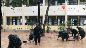 Hàng trăm cán bộ, chiến sĩ Sư đoàn 968 phối hợp với lực lượng chức năng huyện Cam Lộ hỗ trợ người dân dọn dẹp sau khi nước rút