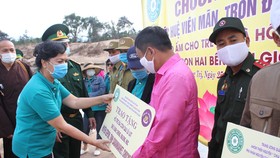Bà Mai Thị Hạnh, phu nhân nguyên Chủ tịch nước Trương Tấn Sang tặng quà cho đại diện 7 bản thuộc DenVilay (huyện Noòng, tỉnh Savannekhet, Lào)