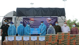 Tỉnh đoàn Quảng Trị trao tặng vật tư y tế, nhu yếu phẩm cho Tỉnh đoàn Savannakhet tại cửa khẩu quốc tế Lao Bảo.