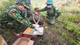 Đối tượng Hồ Văn Quy cùng tang vật bị lực lượng Biên phòng bắt giữ.