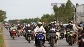 Hàng nghìn người từ TPHCM và các tỉnh phía Nam tiếp tục đi xe máy về quê tránh dịch