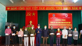 Bộ Tư lệnh Vùng Cảnh sát biển 2 thăm, tặng quà cho ngư dân khó khăn tỉnh Quảng Trị