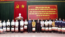 Trưởng ban Kinh tế Trung ương thăm, tặng quà và chúc tết các hộ nghèo ở Quảng Trị
