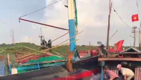 Mâu thuẫn khi hành nghề, tàu cá tông chìm tàu bạn