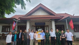 Trao tặng vật tư y tế phòng chống dịch Covid-19 cho 2 tỉnh của Lào. Ảnh: THÁI ĐƯƠNG