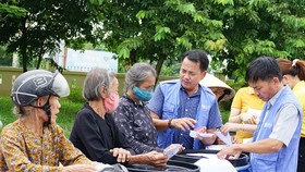 Người dân Quảng Trị phấn khởi khi nhận thùng nhựa và tiền hỗ trợ mua sắm nhu yếu phẩm thiết yếu