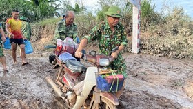 Quảng Trị: Bộ đội Biên phòng giúp dân dựng lại nhà, dọn bùn sau mưa bão